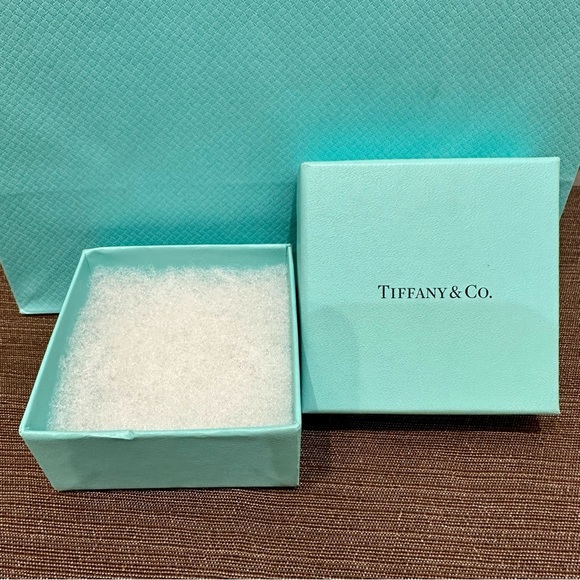 Authentic Tiffany & Co. jewellery gift box with matching gift bag and ribbon - Picture 2 of 9